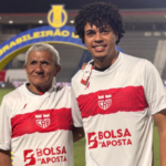 plataforma de trade esportivo leva torcedor cego do crb para realizar sonho de acompanhar jogo no estádio