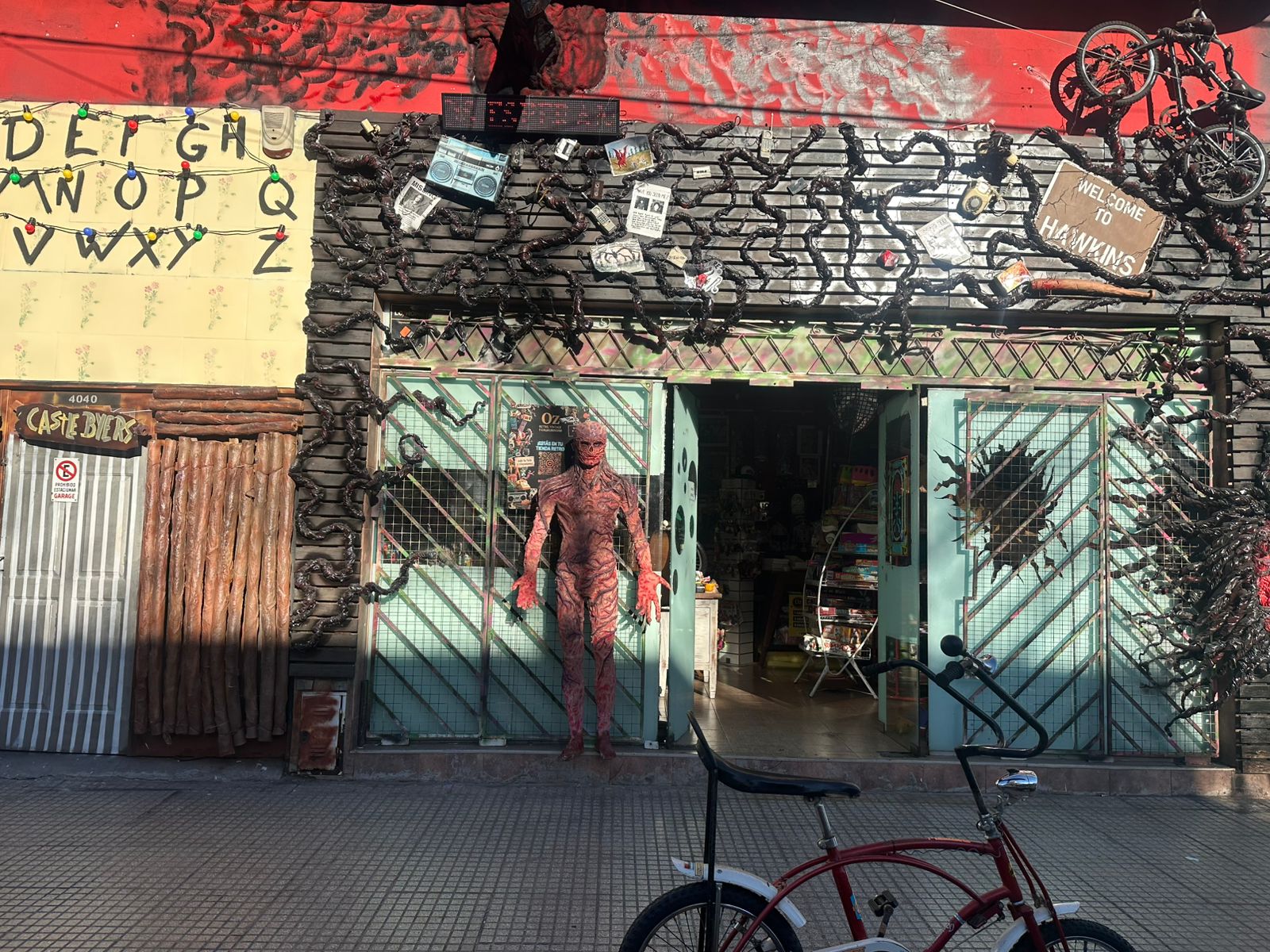 oz! retro vintage: el rincón de los 80s y 90s en villa urquiza que este 4 de mayo celebra con star wars